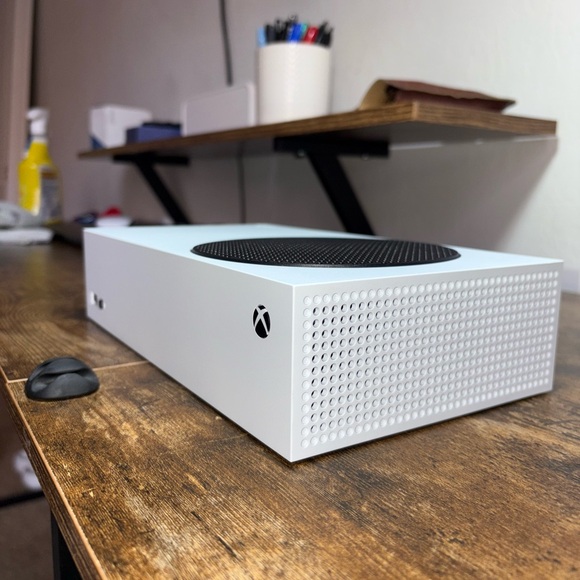 Xbox Series S Digital Edition (Used with cords) - Picture 5 of 14